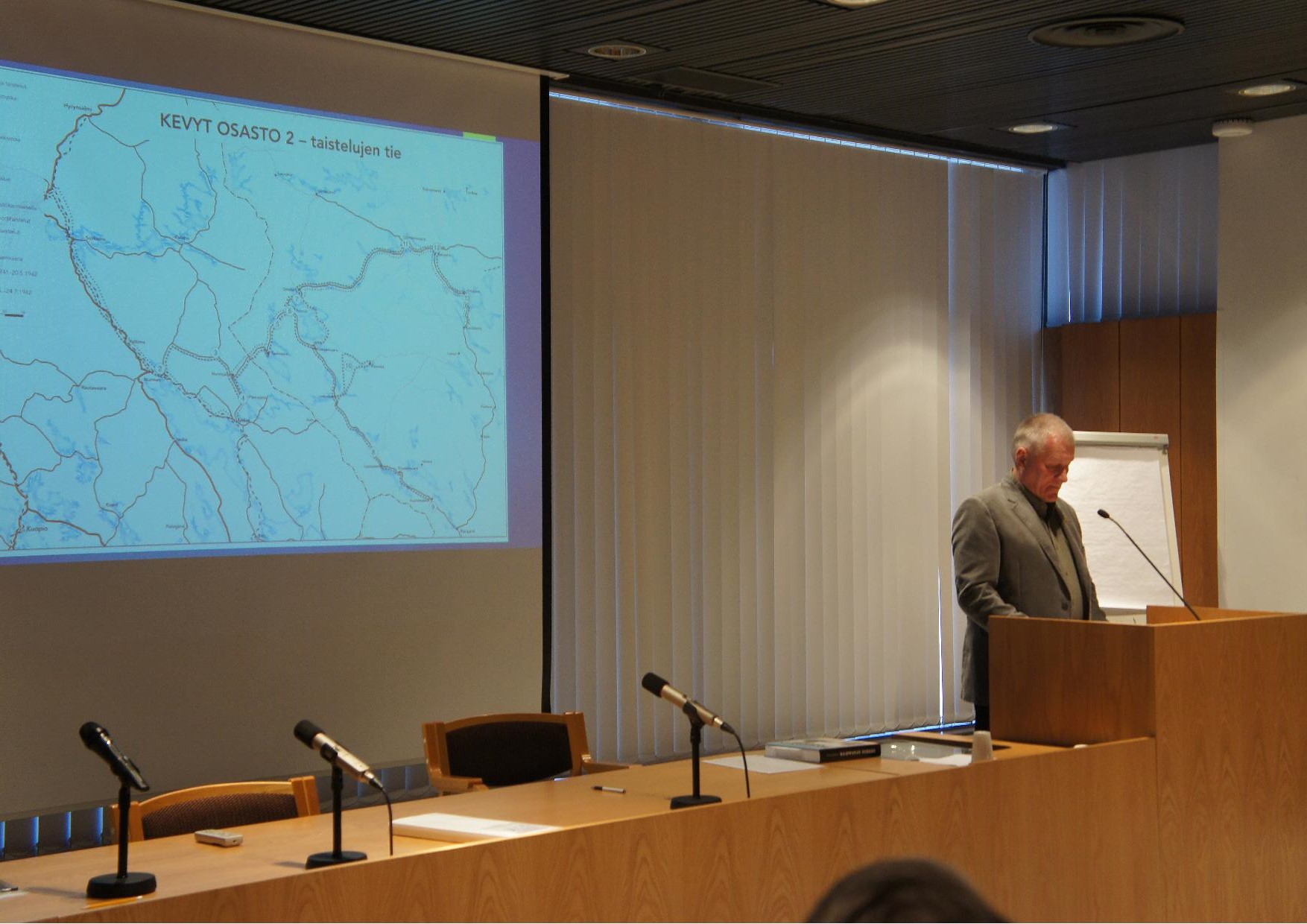 Tauno Oksanen Kev.Os.2:n joukko-osastohistoriateoksen kirjoittaja esitteli juuri ilmestyneen teoksensa.