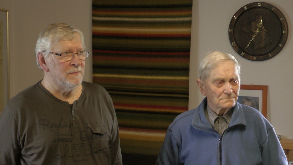 Isä ja poika. Yhteensä 169 vuotta. Sotaveteraani-isä Tauno täytti maaliskuussa 99 vuotta. - Kuva: Antero Huttunen.