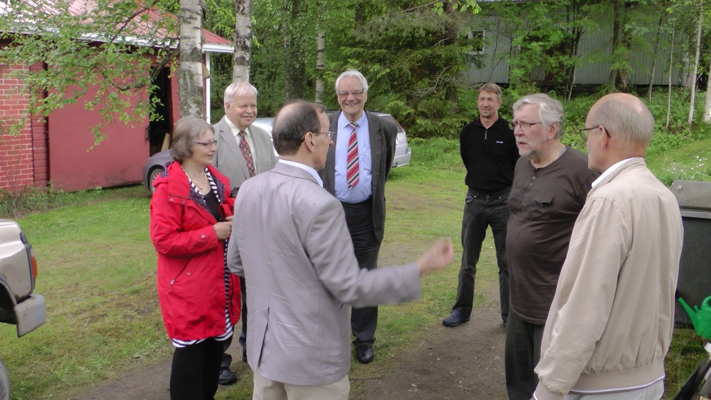 Yhdistyksen onnittelijoita pihamaalla. Vasemmalta yhdistyksen hallituksen jäsen Aila Elo, Mauri Mönkkönen, Antti Haapalainen, vpj Lasse Nirhamo, Ari Komulainen ja Pentti Kärkkäinen. - Kuva: Antero Huttunen.