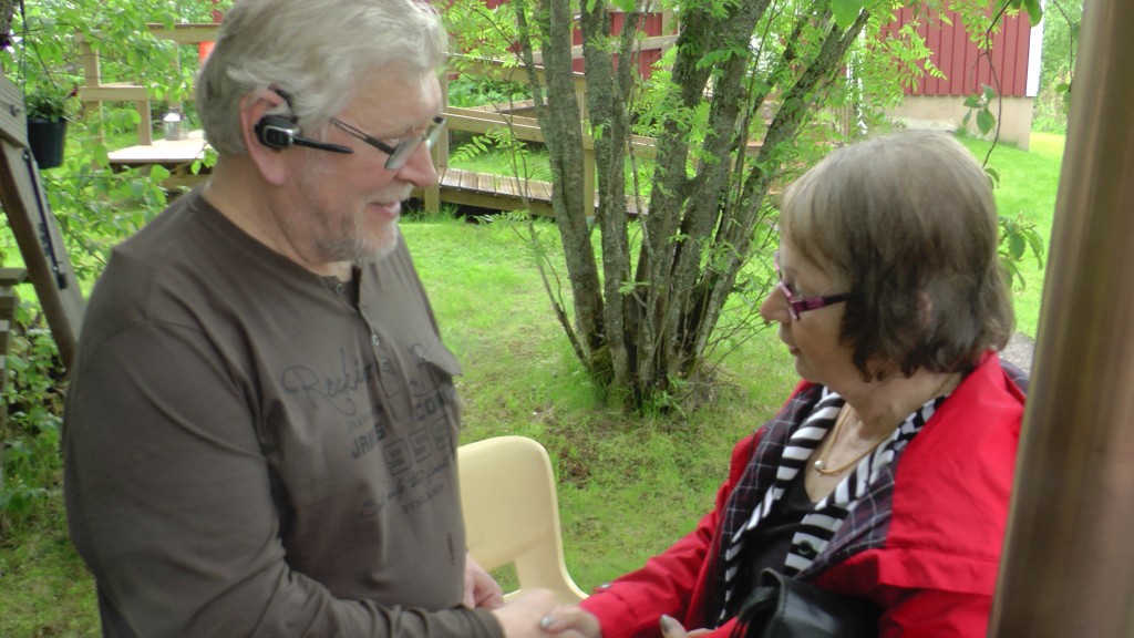 Aila Elo onnittelee Tenhoa. - Kuva: Antero Huttunen.