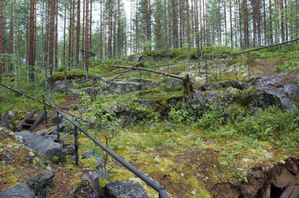 Änäkäisen Salpaetuaseman Vornasenvaaralle rakennettu luolasto ja konekivääripesäke.