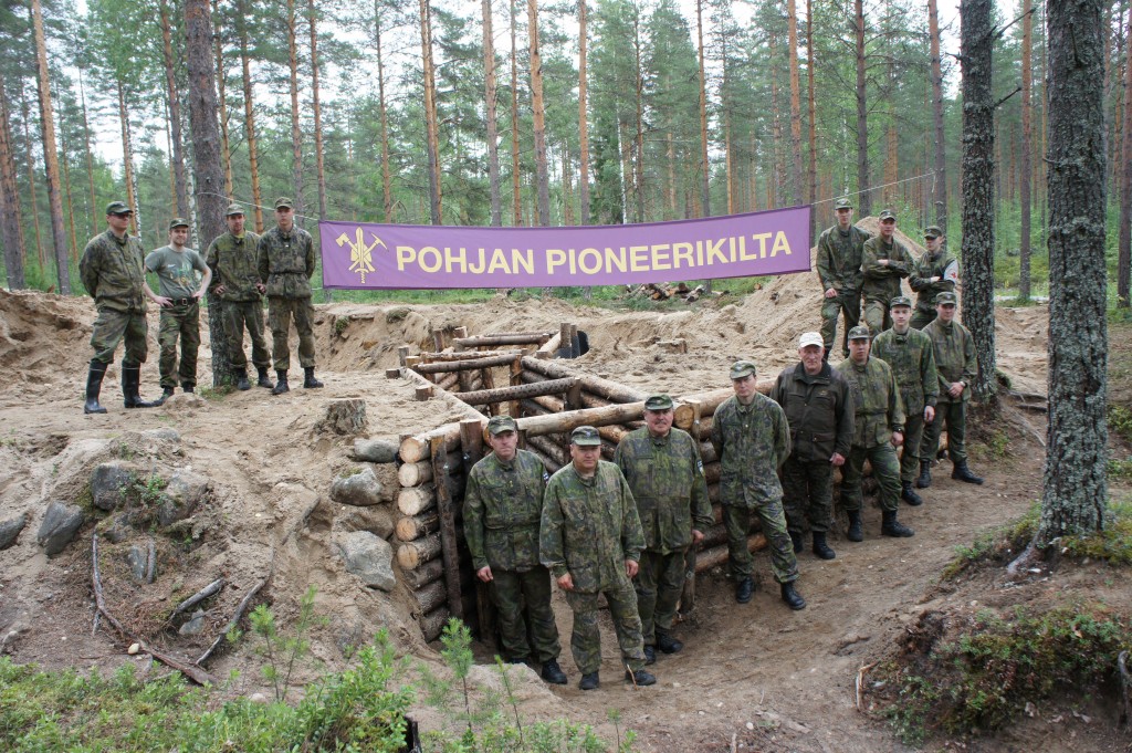 Vapaaehtoiseen kertausharjoitukseen osallistuneet ryhmäkuvassa. Kertausharjoitus suoritettiin Rukajärven suunnan historiayhdistyksen toimintasuunnitelman mukaisesti Pohjan Pioneerikillan ja Kainuun prikaatin kanssa yhdessä. Kertausharjoitusta johti Tuomo Katisko.