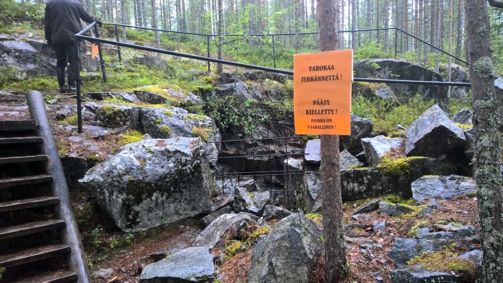 Kyltit sijoitettiin jokaiseen tulosuuntaan varoittamaan matkailijoita.