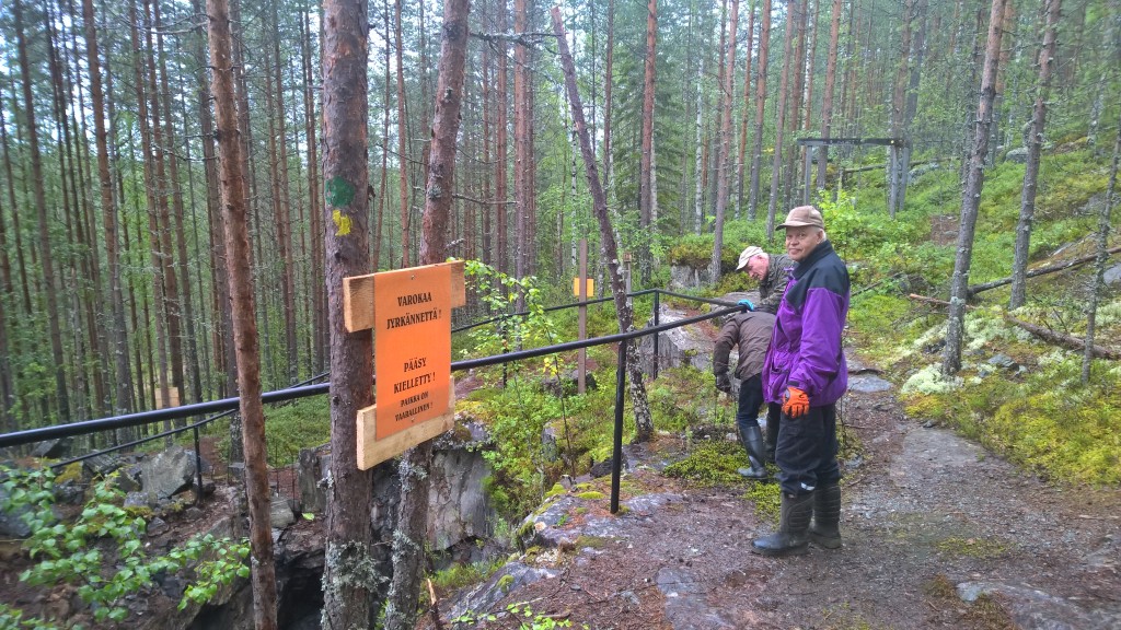 Änäkäisen Salpaetuaseman Vornasenvaaralle rakennettu luolasto ja konekivääripesäke. Heikki Turunen, Tauno Oksanen, Mauri Mönkkönen ja Tenho Tikkanen kiinnittivät varoituskyltit.